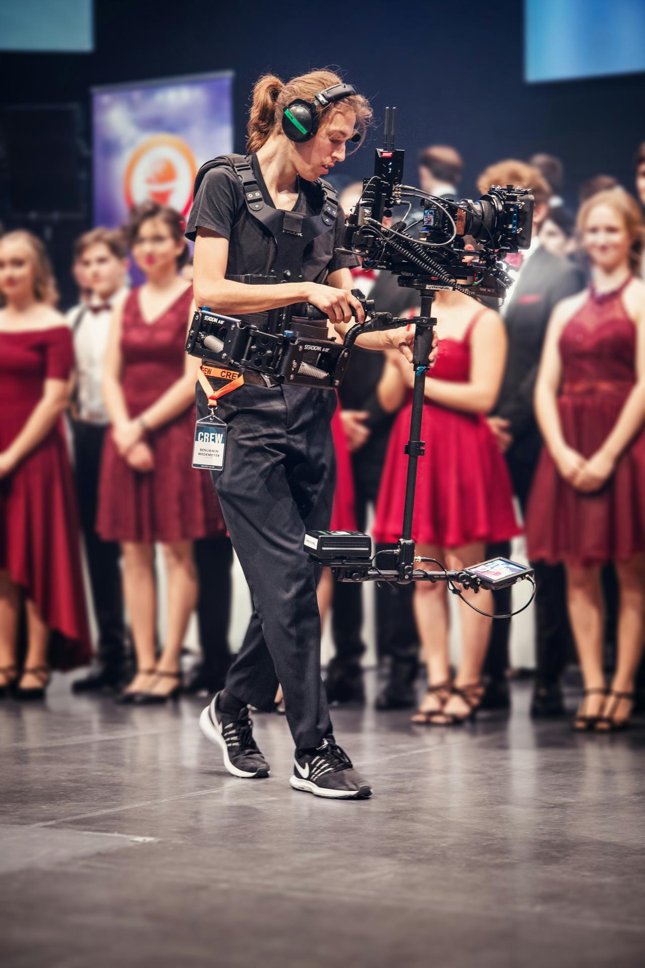 Steadicamoperator Benjamin Wedemeyer filming on Live-Event with a Tiffen Steadicam
